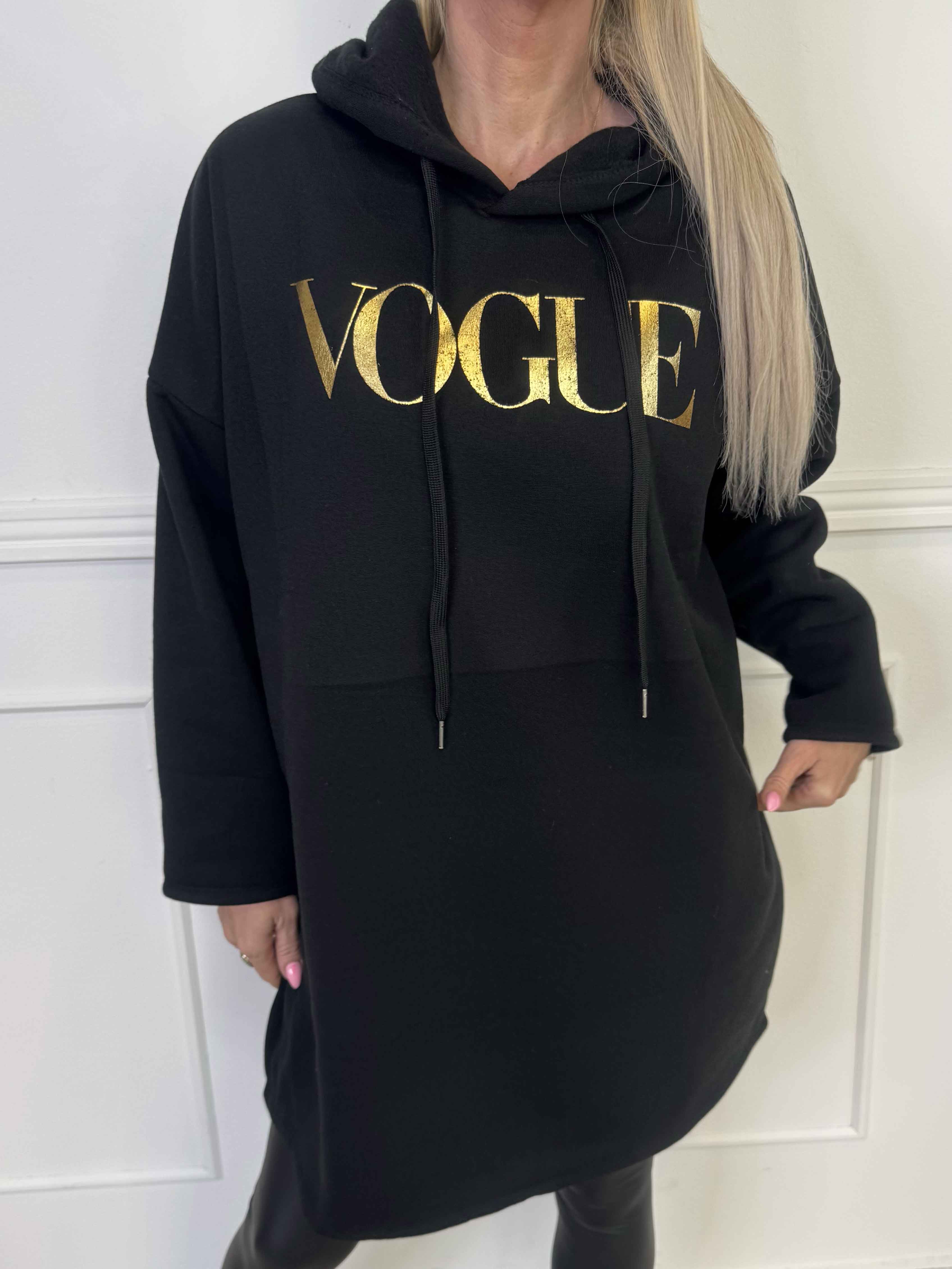 Perrine - Hoodiekjole med VOGUE tryk med lommer